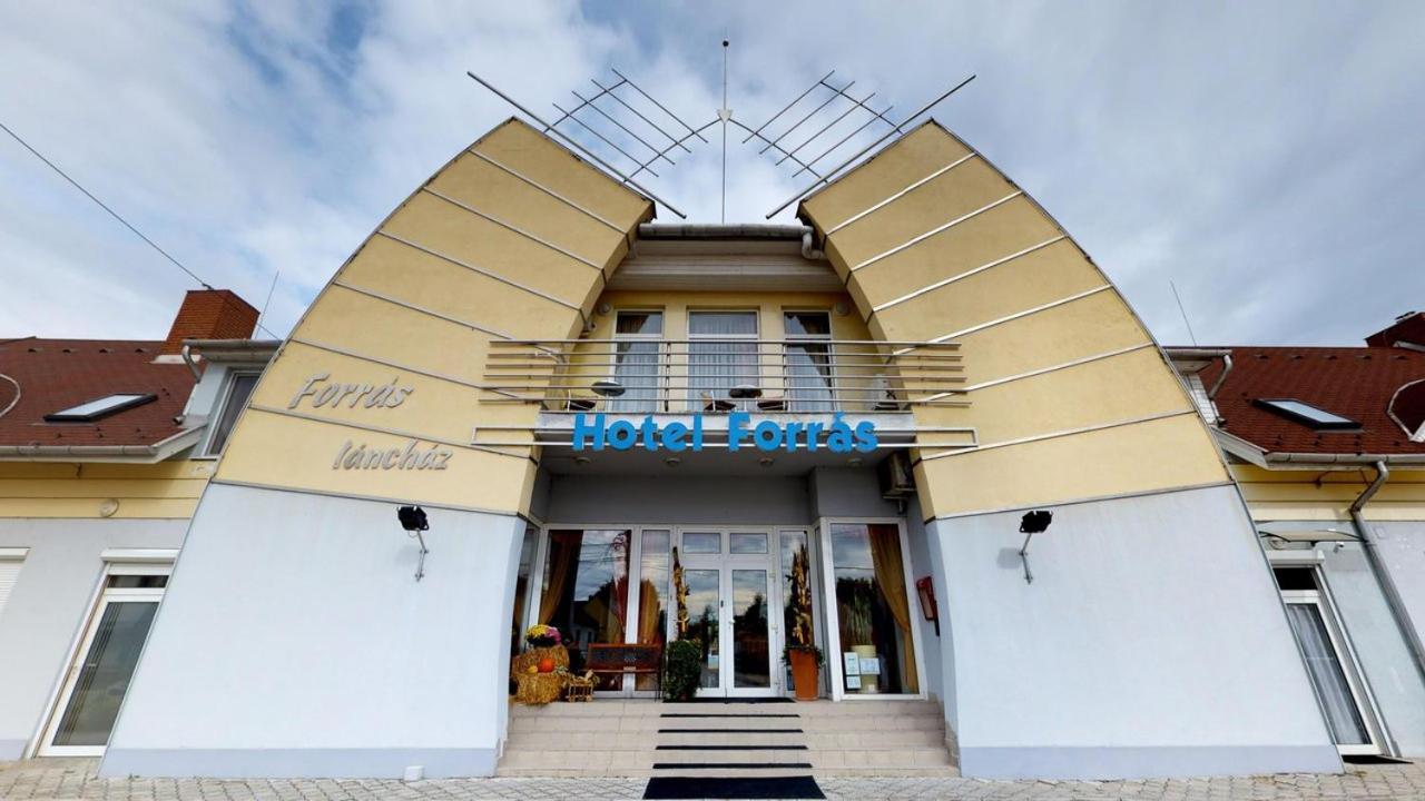 Hotel Forras Komárom Eksteriør bilde