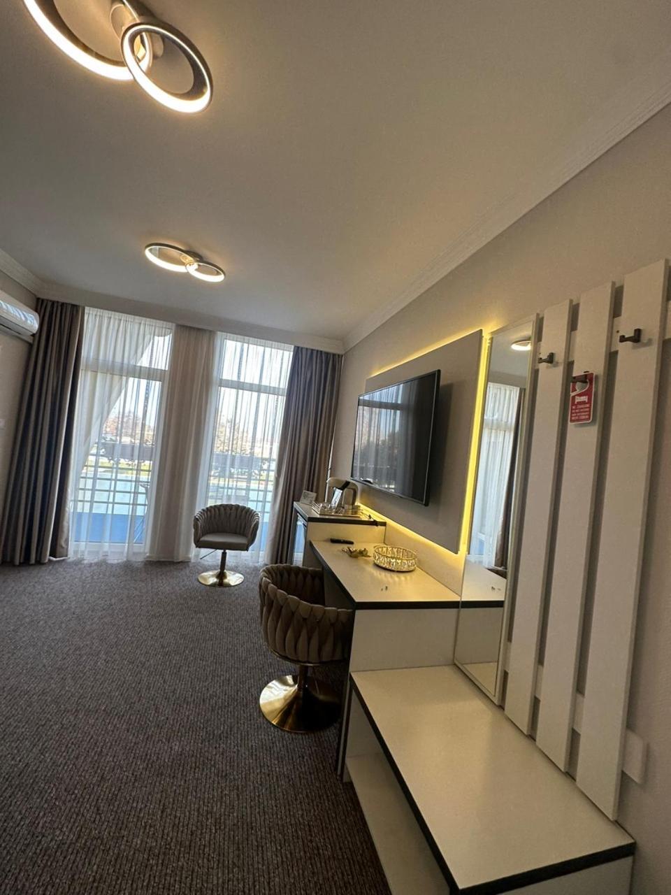 Hotel Forras Komárom Eksteriør bilde