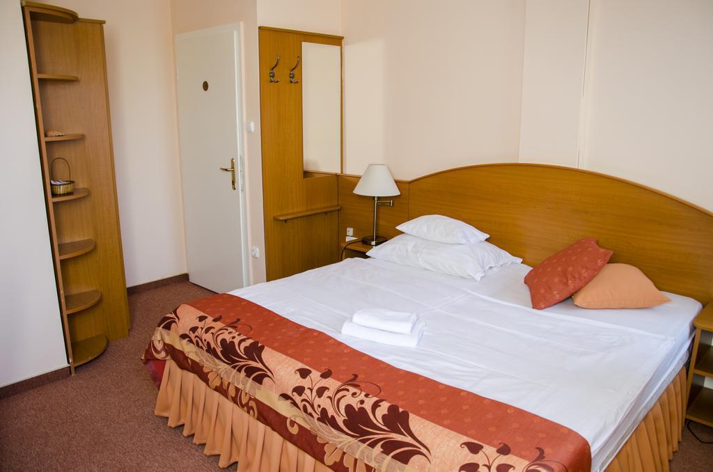 Hotel Forras Komárom Eksteriør bilde