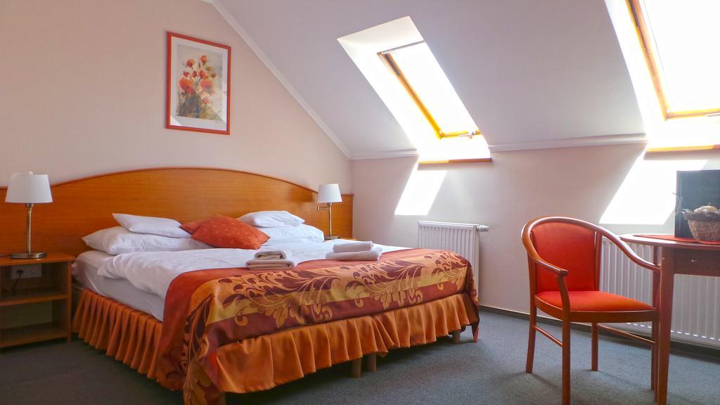 Hotel Forras Komárom Eksteriør bilde